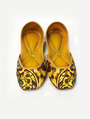 Multicolored Handcrafted Georgette Leather Juttis